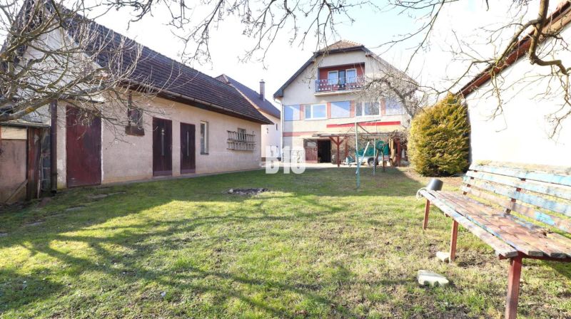 Veľký rodinný dom Turany - Záhradný pohľad na rodinný dom v Turanoch so záhradkou a altánkom na tráve.