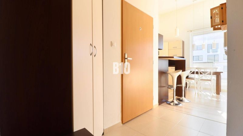 Na prenájom 2i. BYT s terasou a balkónom NOVÝ Martin - Vstupná hala v 2-izbovom byte s kuchyňou a jedálenským kútom, podlaha s dreveným dekorom.