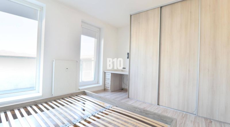 Na prenájom 2i. BYT s terasou a balkónom NOVÝ Martin - Spálňa s podlahou s dreveným dekorom v 2-izbovom byte, skriňa a písací stôl.