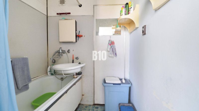 3 izbový byt SEVER, výborná ulica - Kúpeľňa so sprchovým závesom a umývadlom v 3-izbovom byte.