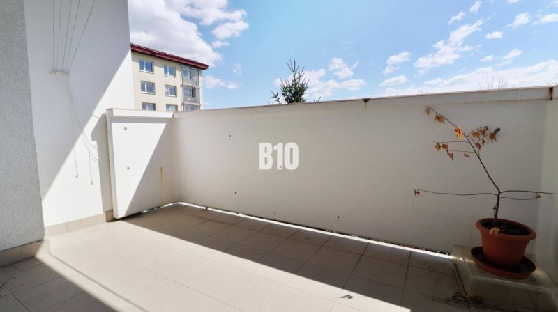 3 izbový byt SEVER, výborná ulica - Balkón v 3-izbovom byte. Rastlina v kvetináči, dlažba, čiastočný výhľad na susednú budovu.