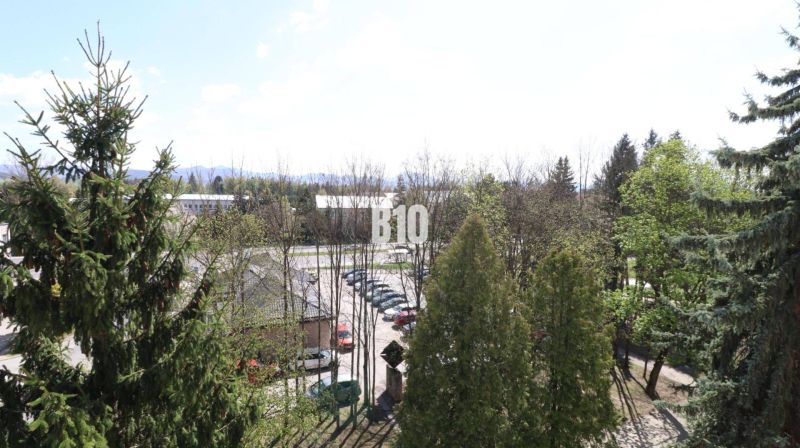 3 izbový byt SEVER, výborná ulica - Výhľad z 3-izbového bytu v Martine, s výhľadom na zeleň a parkovisko.