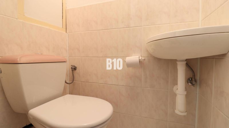 Na prenájom 3 izbový veľkometrážny byt Nováková ulica - Toaleta a umývadlo v kúpeľni v 3-izbovom byte s dlažbou.