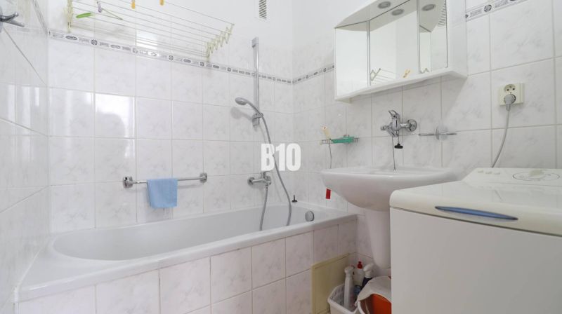 Na prenájom 3 izbový veľkometrážny byt Nováková ulica - Kúpeľňa v 3-izbovom byte s vaňou, umývadlom, zrkadlom a pračkou.