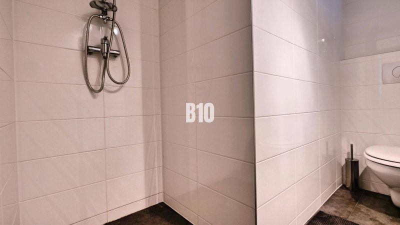 NOVOSTAVBA -  3 izbový byt s dvomi kúpeľňami v Košťanoch nad Turcom - Kúpeľňa v 3-izbovom byte s bielymi obkladmi, sprchou a toaletou.
