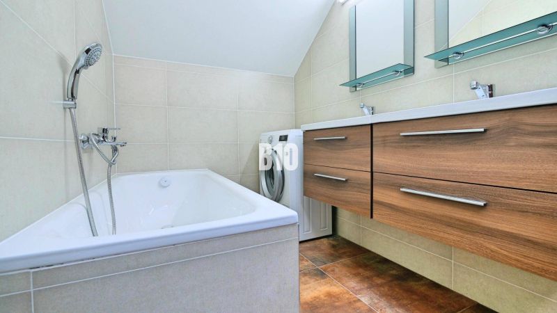 Zrekonštruovaný MEZONET aj so zariadením na výbornej adrese - Košťany  - Kúpeľňa so sprchou, dvojitým umývadlom, práčkou a skrinkou v 3-izbovom byte.
