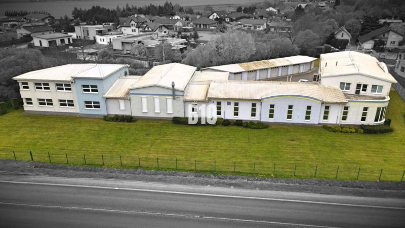 Lukratívne administratívne priestory na prenájom - Výrobné priestory v Košťanoch nad Turcom s rozľahlou zelenou plochou v priemyselnej zóne.