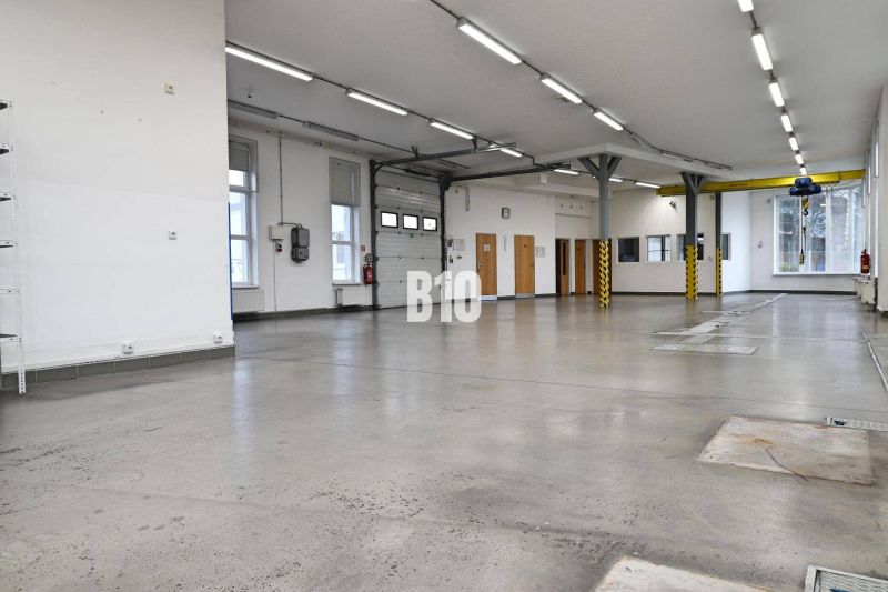 Lukratívne administratívne priestory na prenájom - Svetlé výrobné priestory s betónovou podlahou a vysokým stropom.