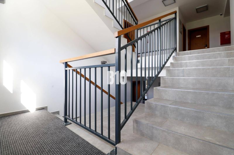 VKUSNE ZARIADENÝ apartmán v TOP lokalite v lyž. stredisku SNOWLAND Val - Schodisko s kovovým zábradlím v Rekreačnom apartmáne, svetlo preniká oknom.