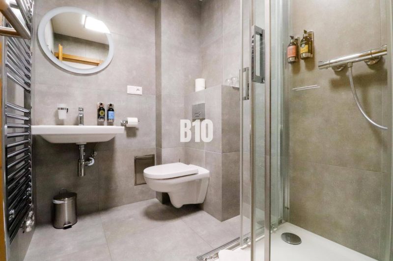 VKUSNE ZARIADENÝ apartmán v TOP lokalite v lyž. stredisku SNOWLAND Val - Kúpeľňa Rekreačného apartmánu so sprchovacím kútom, toaletou a umývadlom v elegantnom dizajne.