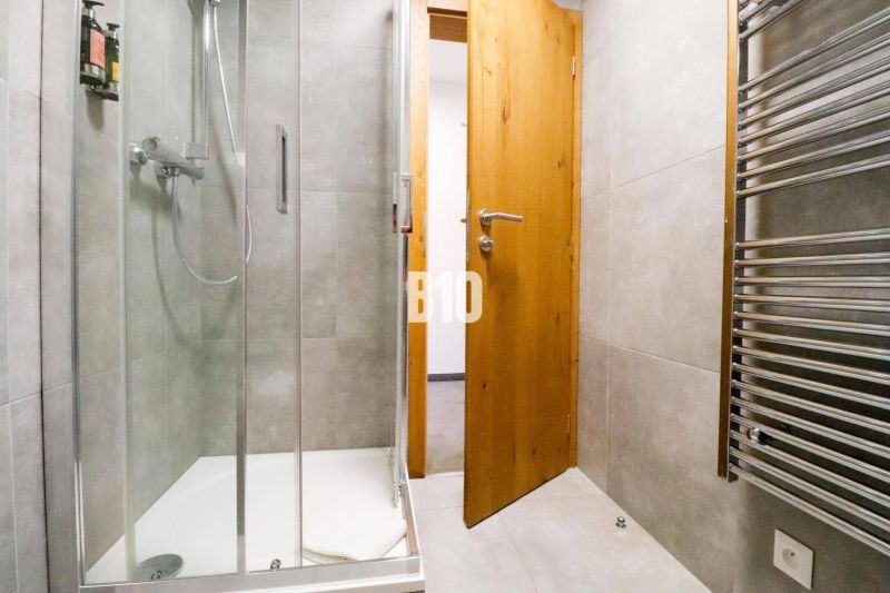 VKUSNE ZARIADENÝ apartmán v TOP lokalite v lyž. stredisku SNOWLAND Val - Kúpeľňa s preskleným sprchovacím kútom a rebríkovým radiátorom v Rekreačnom apartmáne.
