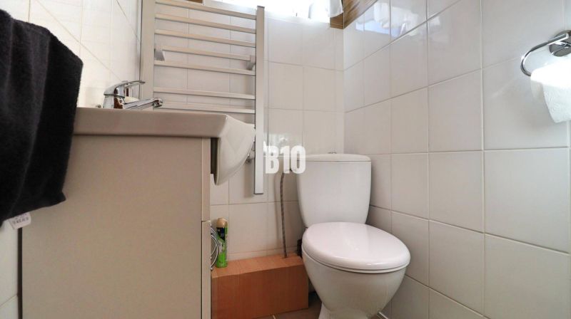 REZERVOVANÉ-Rodinný dom na predaj - Ľubeľa - Kúpeľňa v rodinnom dome s bielymi obkladačkami, umývadlom a WC.