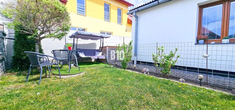 Ideálne bývanie: Zariadený dom 85m² s nízkymi nákladmi - Záhrada rodinného domu v Košťanoch nad Turcom s posedením, hojdačkou a zeleňou.
