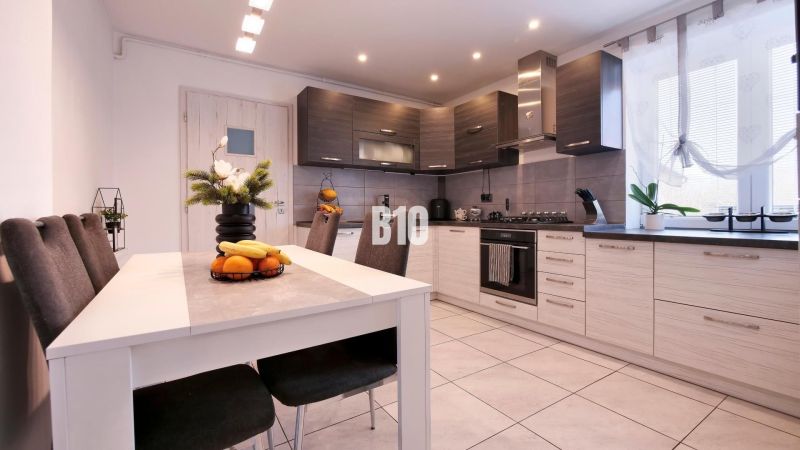 Ideálne bývanie: Zariadený dom 85m² s nízkymi nákladmi - Kuchyňa v rodinnom dome s jedálenským stolom a moderným vybavením.