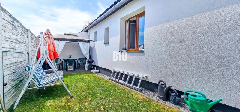 Ideálne bývanie: Zariadený dom 85m² s nízkymi nákladmi - Rodinný dom v Košťanoch nad Turcom s altánkom, hojdačkou a záhradnými potrebami.