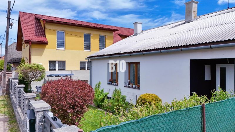 Ideálne bývanie: Zariadený dom 85m² s nízkymi nákladmi - Rodinný dom v Košťanoch nad Turcom s udržiavanou záhradou a farebnou fasádou.