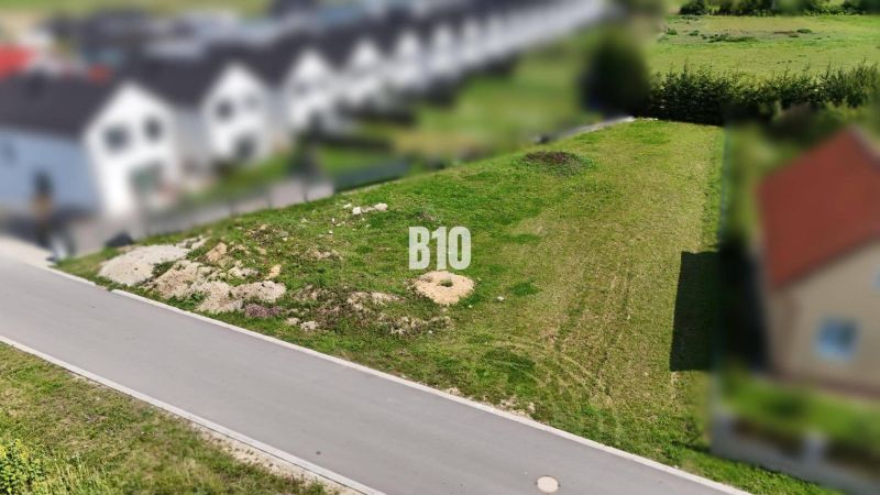 Stavebný pozemok v obci Diaková - Pozemok vhodný na bývanie v Diakovej s prístupovou cestou a okolnou zástavbou.
