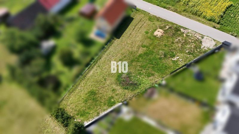 Stavebný pozemok v obci Diaková - Stavebný pozemok v Diakovej, vhodný na bývanie, oplotený a pripravený na výstavbu.