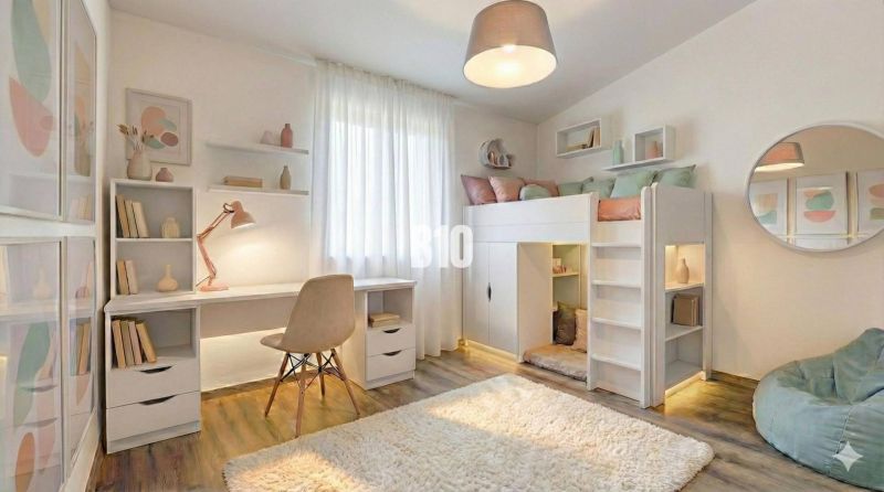 Moderná Novostavba: 4-izbový nízkoenergetický dom v obci Diaková - Detská izba v rodinnom dome s posteľou na poschodí a podlahou s dreveným dekorom.