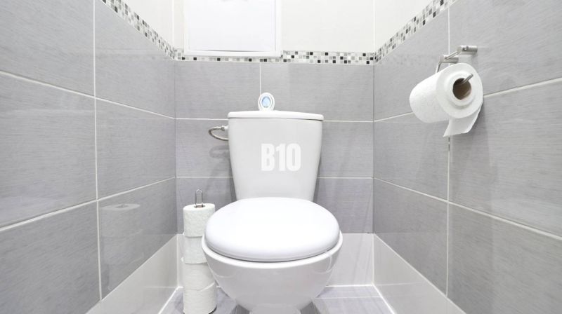 REZERVOVANÉ Štýlový 2-izbový byt s privátnym dvorom v srdci Podhája - Kúpeľňa v 2-izbovom byte s toaletou, obkladaná šedými dlaždicami.