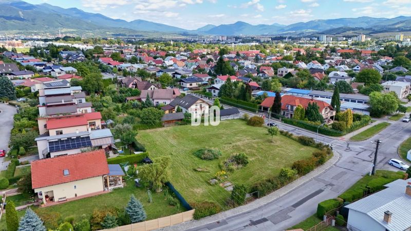 NOVÁ CENA: Prémiový pozemok v najžiadanejšej časti Martina – Stráne! - Letecký pohľad na obytnú štvrť a pozemky v Martine, obklopené pohorím.