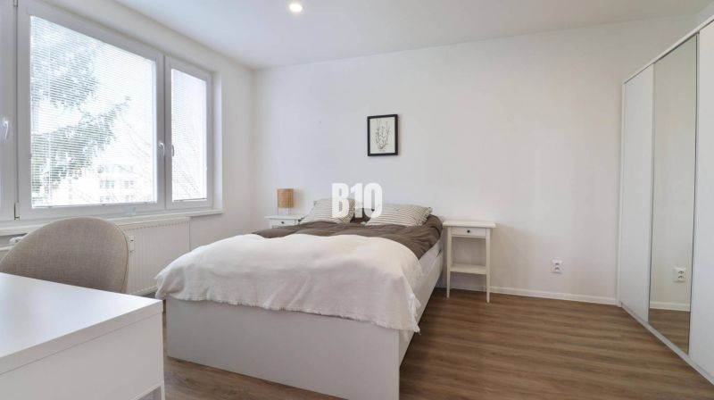 KRÁĽOVSKÝCH 82 m²: Kompletne zrekonštruovaný 3-izbový byt v centre Mar - Svetlá spálňa s podlahou s dreveným dekorom v 3-izbovom byte so vstavanou skriňou.