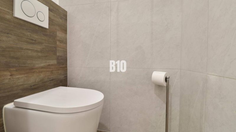 KRÁĽOVSKÝCH 82 m²: Kompletne zrekonštruovaný 3-izbový byt v centre Mar - Kúpeľňa s toaletou a dreveným dekorom v 3-izbovom byte.