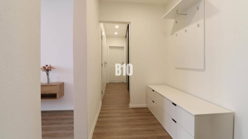 KRÁĽOVSKÝCH 82 m²: Kompletne zrekonštruovaný 3-izbový byt v centre Mar - Chodba 3-izbového bytu s podlahou s dreveným dekorom a úložnými priestormi.