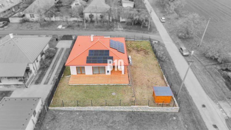PREDANÉ - TEPELNÉ čerpadlo, fotovoltaika, Dostupnosť R1 - Rodinný dom v Beladiciach so solárnymi panelmi a oplotenou záhradou.