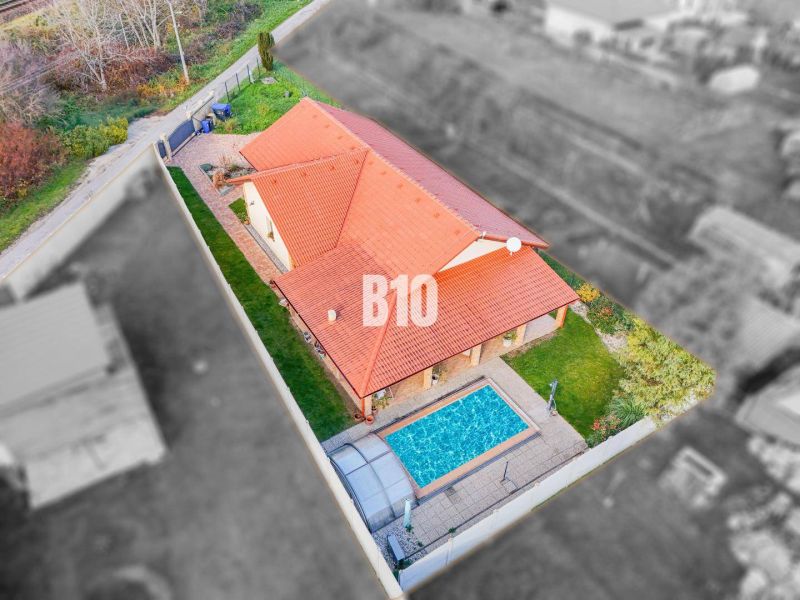 REZERVOVANÉ_Veľký 4,5 izb. RD s bazénom - Nitra, Lužianky - Letecký pohľad na rodinný dom v Nitre s dvomi strechami a bazénom.
