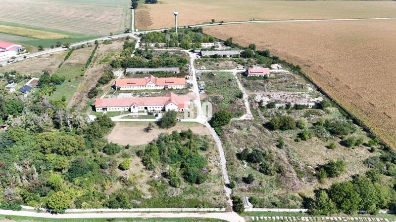 POZEMKY bývalého družstva v obci Rohožnica - Veľký Ďúr - Areál s budovami a prírodou obklopený poľnohospodárskymi a lesnými pozemkami v Leviciach.