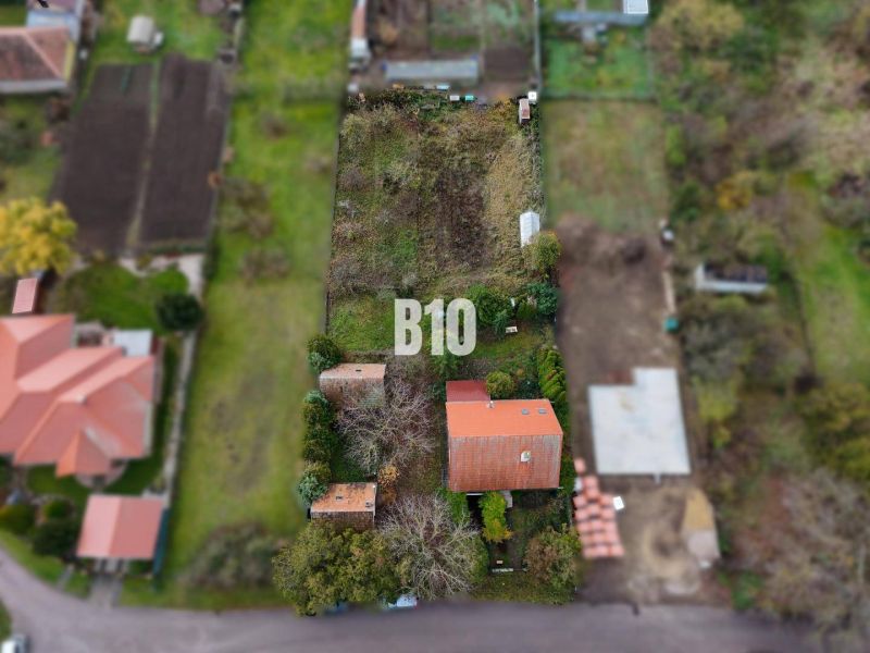 Priestranný rodinný dom s garážou na veľkom pozemku v obci Vlkas - Rodinný dom vo Vlkase s veľkým pozemkom a červenou strechou v kľudnej lokalite.