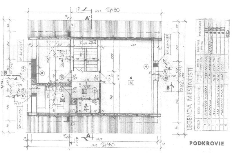 Priestranný rodinný dom s garážou na veľkom pozemku v obci Vlkas - Architektonický plán podkrovia rodinného domu s detailmi izieb a rozmermi.