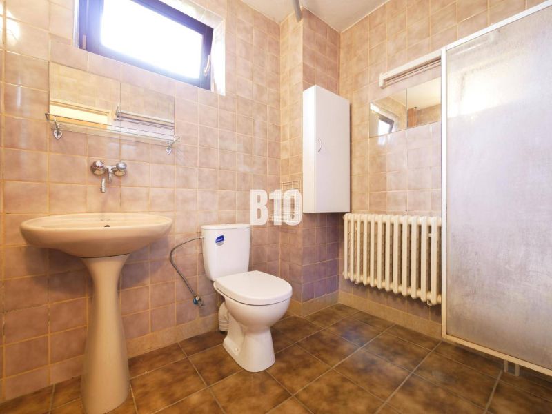 Priestranný rodinný dom s garážou na veľkom pozemku v obci Vlkas - Kúpeľňa v rodinnom dome s umývadlom, toaletou a sprchovým kútom. Tile dekor.