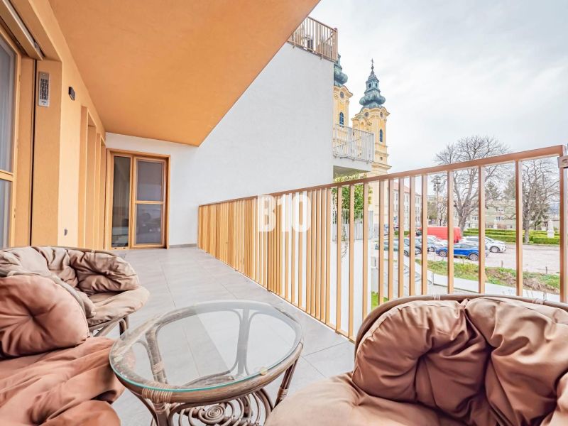 Výnimočný byt s panoramatickým výhľadom na Zobor - Balkón 3-izbového bytu v Nitre ponúka pohľad na centrum mesta.