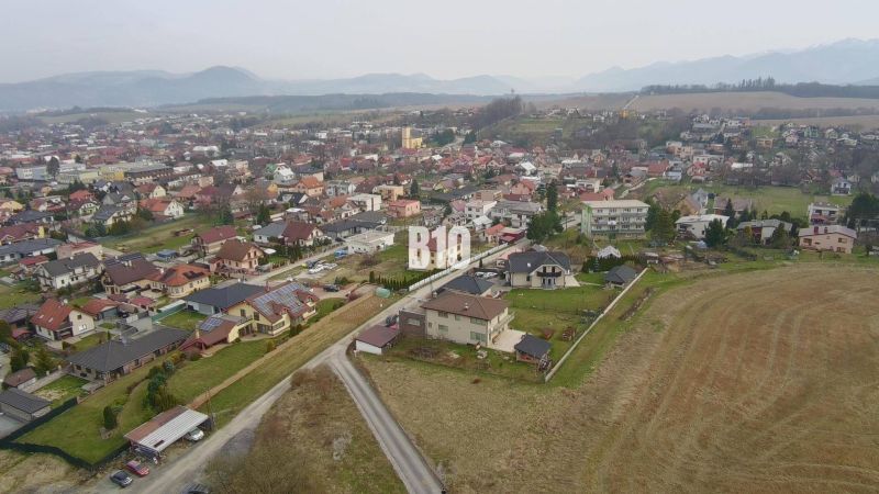 PRESTÍŽNY STAVEBNÝ POZEMOK S PROJEKTOM – ROSINA PRI ŽILINE - Letecký pohľad na rezidenčnú štvrť v Rosine, ideálna pre Pozemky - bývanie.