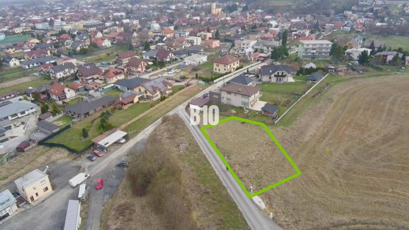 PRESTÍŽNY STAVEBNÝ POZEMOK S PROJEKTOM – ROSINA PRI ŽILINE - Pozemok na predaj, vhodný na bývanie, v obci Rosina, zobrazený z vtáčej perspektívy.