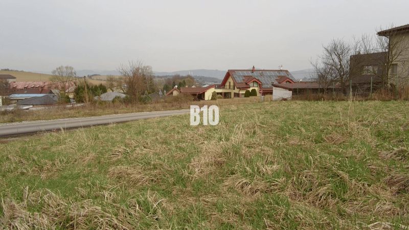 PRESTÍŽNY STAVEBNÝ POZEMOK S PROJEKTOM – ROSINA PRI ŽILINE - Pozemky - bývanie v obci Rosina, trávnatý pozemok s okolím vidieckych domov.