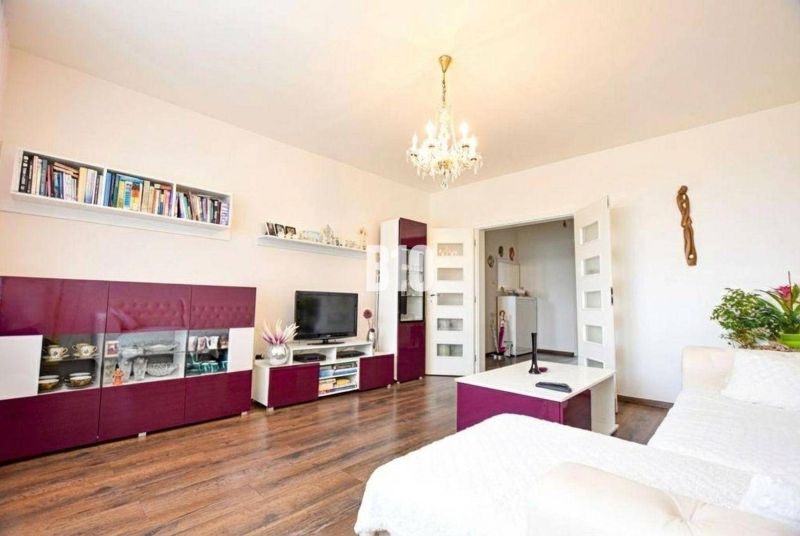 REZERVOVANÉ: 3-izbový byt Čadca,72m2 – komplet rekonštrukcia, stačí sa - Obývačka v 3-izbovom byte s podlahou s dreveným dekorom a štýlovým nábytkom.