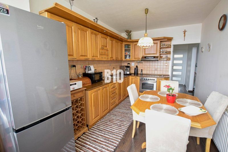 REZERVOVANÉ: 3-izbový byt Čadca,72m2 – komplet rekonštrukcia, stačí sa - Kuchyňa v 3-izbovom byte s rohovou linkou a podlahou s dreveným dekorom.