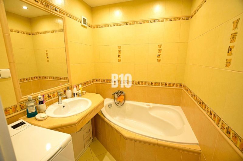 REZERVOVANÉ: 3-izbový byt Čadca,72m2 – komplet rekonštrukcia, stačí sa - Kúpeľňa so žltými obkladačkami, vaňou, umývadlom a zrkadlom v 3-izbovom byte.