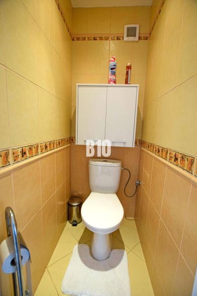 REZERVOVANÉ: 3-izbový byt Čadca,72m2 – komplet rekonštrukcia, stačí sa - Toaleta s béžovými obkladmi a nástennou skrinkou v 3-izbovom byte.