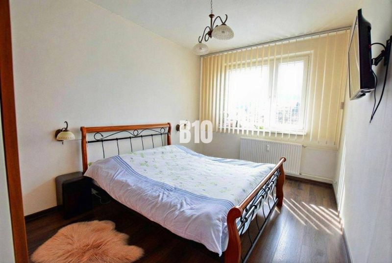 REZERVOVANÉ: 3-izbový byt Čadca,72m2 – komplet rekonštrukcia, stačí sa - Spálňa s manželskou posteľou a podlahou s dreveným dekorom, 3-izbový byt.