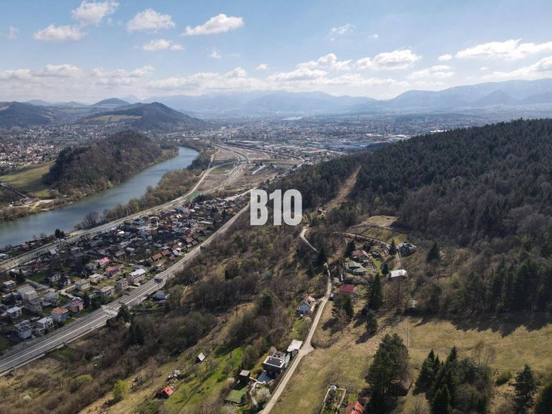 Slnečný rekreačný pozemok - Strážov - Letecký pohľad na okolie Žiliny, pozemky – bývanie, rieka a lesy.