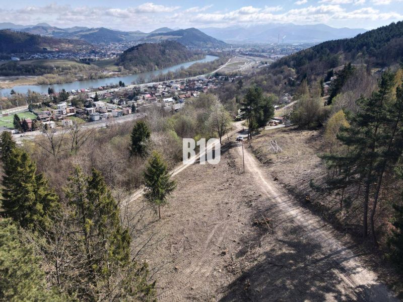 Slnečný rekreačný pozemok - Strážov - Pozemky - bývanie v Žiline s panorámou rieky a okolitých kopcov.