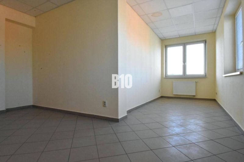 Prenájom kancelárskych priestorov - Žilina - Voľný priestor, svetlé steny, okno a dlažba v kancelárii.