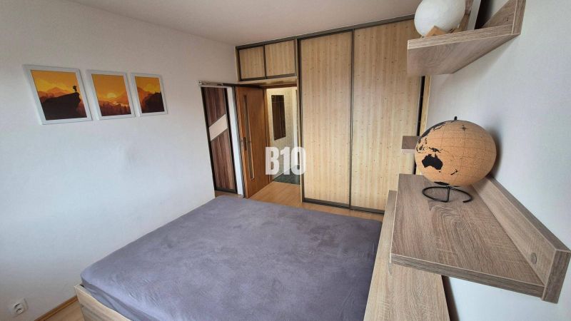 Útulný  5 izbový byt v Žiline s  balkónom - Spálňa v 5 a viac izbovom byte s posteľou, skriňou a dekoráciami.