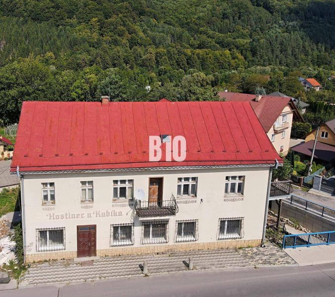 Teraz zľava 30.000 TOP INVESTIČNÁ PRÍLEŽITOSŤ Polyfunkčný objekt na pr - Budova v Belej s červenou strechou, obklopená zeleňou a cestou v popredí.