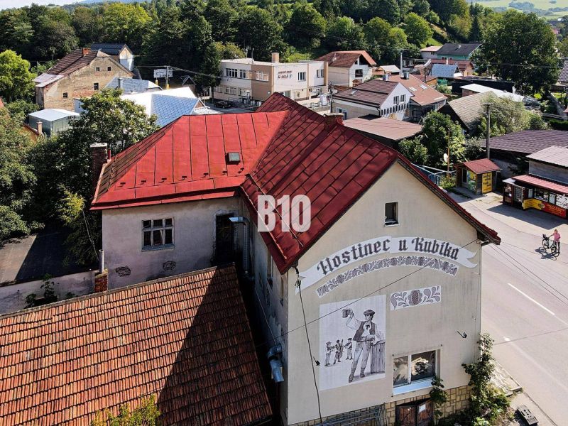 Teraz zľava 30.000 TOP INVESTIČNÁ PRÍLEŽITOSŤ Polyfunkčný objekt na pr - Hostinec v Belej s červenou strechou a nástennou maľbou muža s pivom.