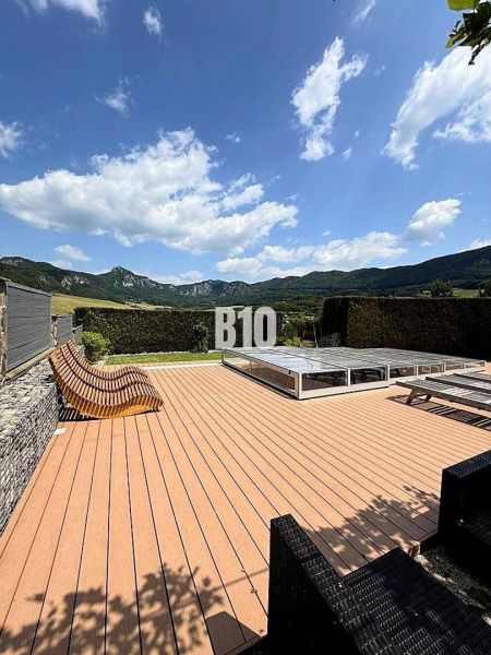 Exkluzívne bývanie v unikátnom prostredí Súľovských skál - Vila v Súľov-Hradnej s terasou, panoramatický výhľad na okolitú prírodu a hory.
